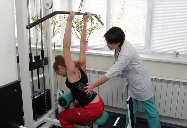 Exercise on a machine that simulates shoulder osteoarthritis treatment
