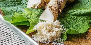 Crushed horseradish root for a healing mask
